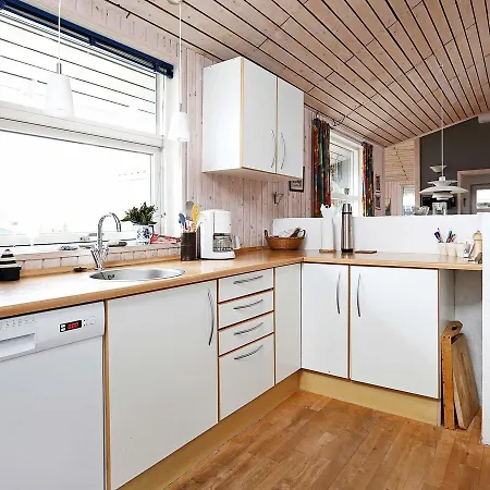 Three-bedroom Holiday In 4 *